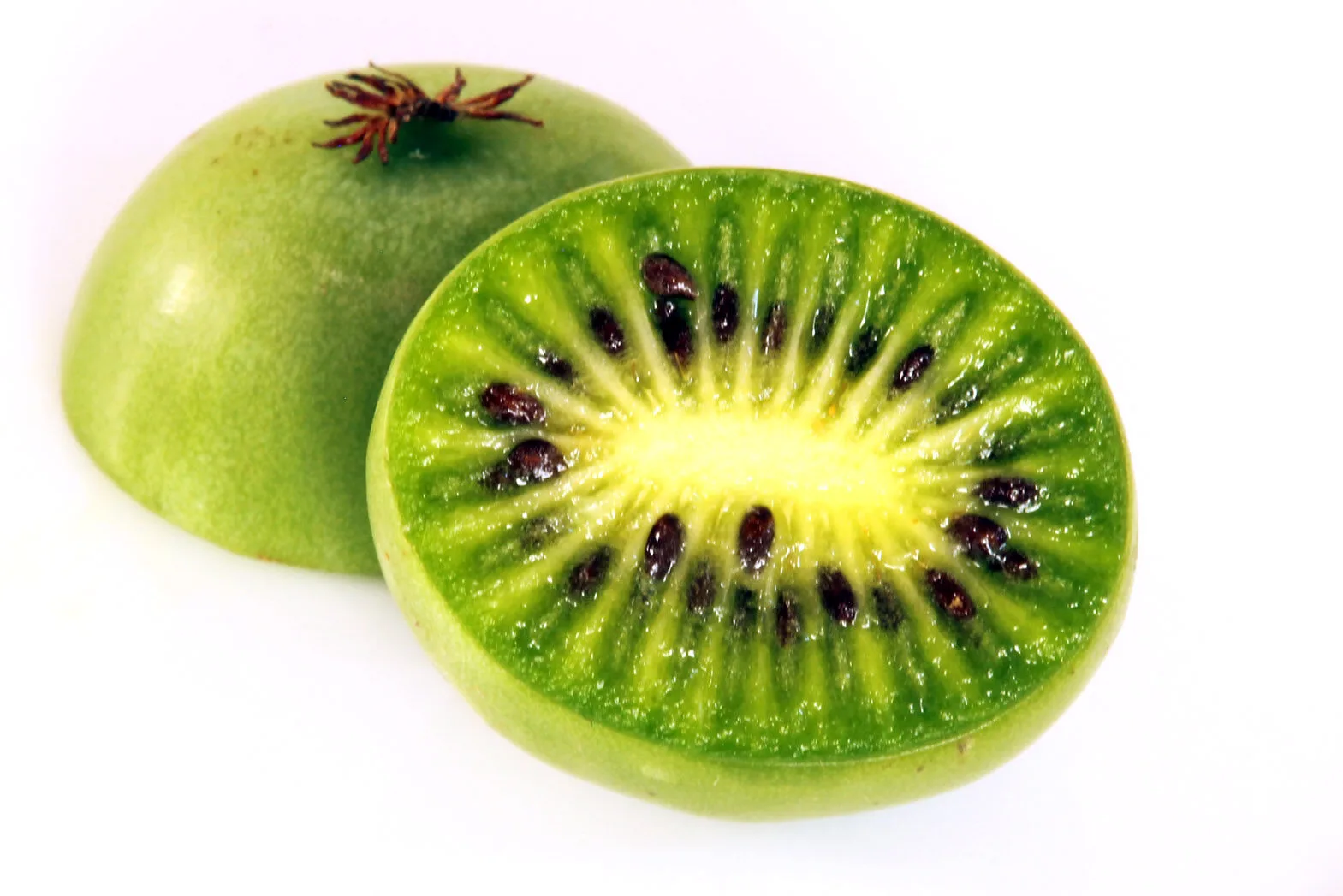 Aufgeschnittene Mini-Kiwi mit grünem Fruchtfleisch