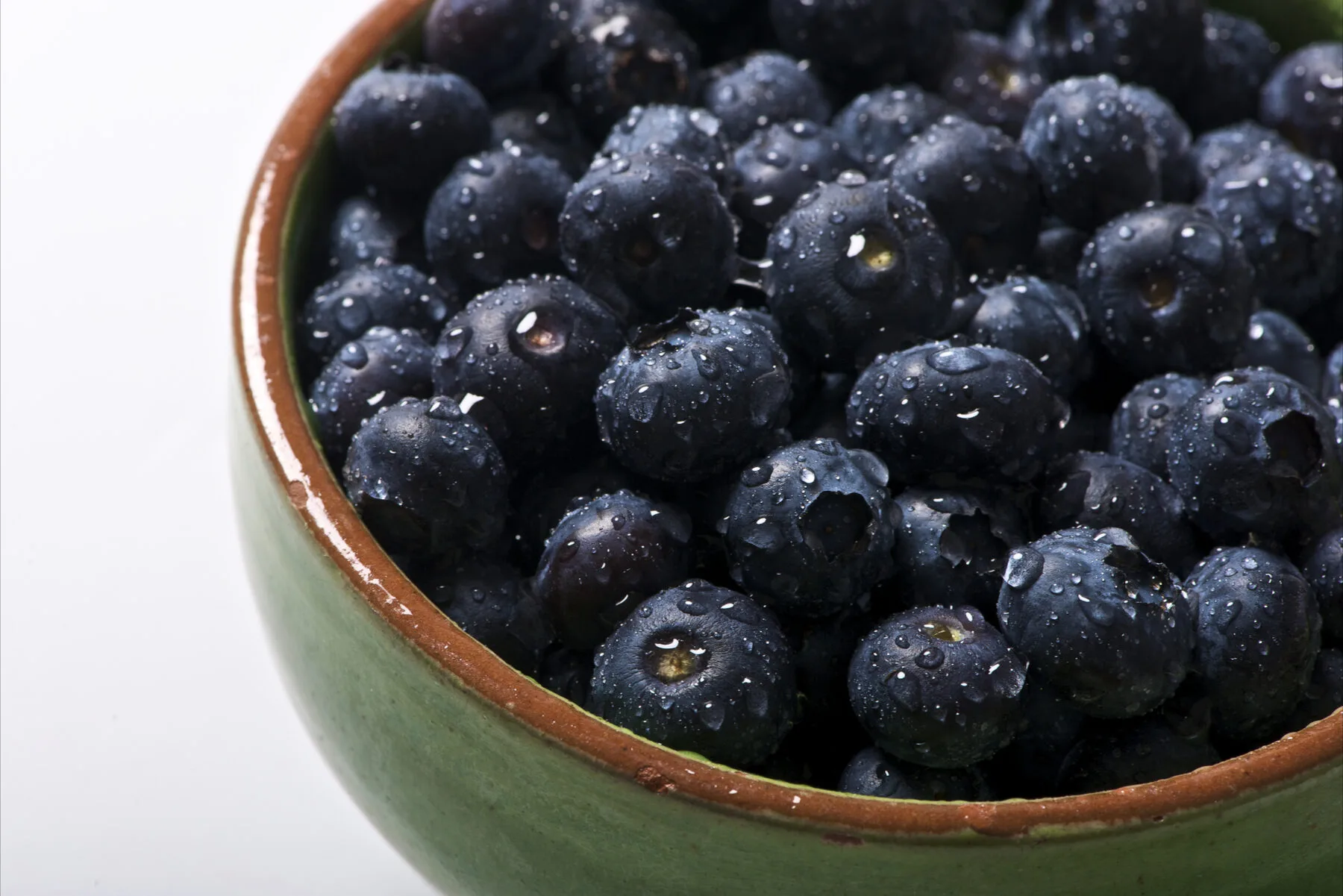Schale mit reifen Heidelbeeren und Wassertropfen