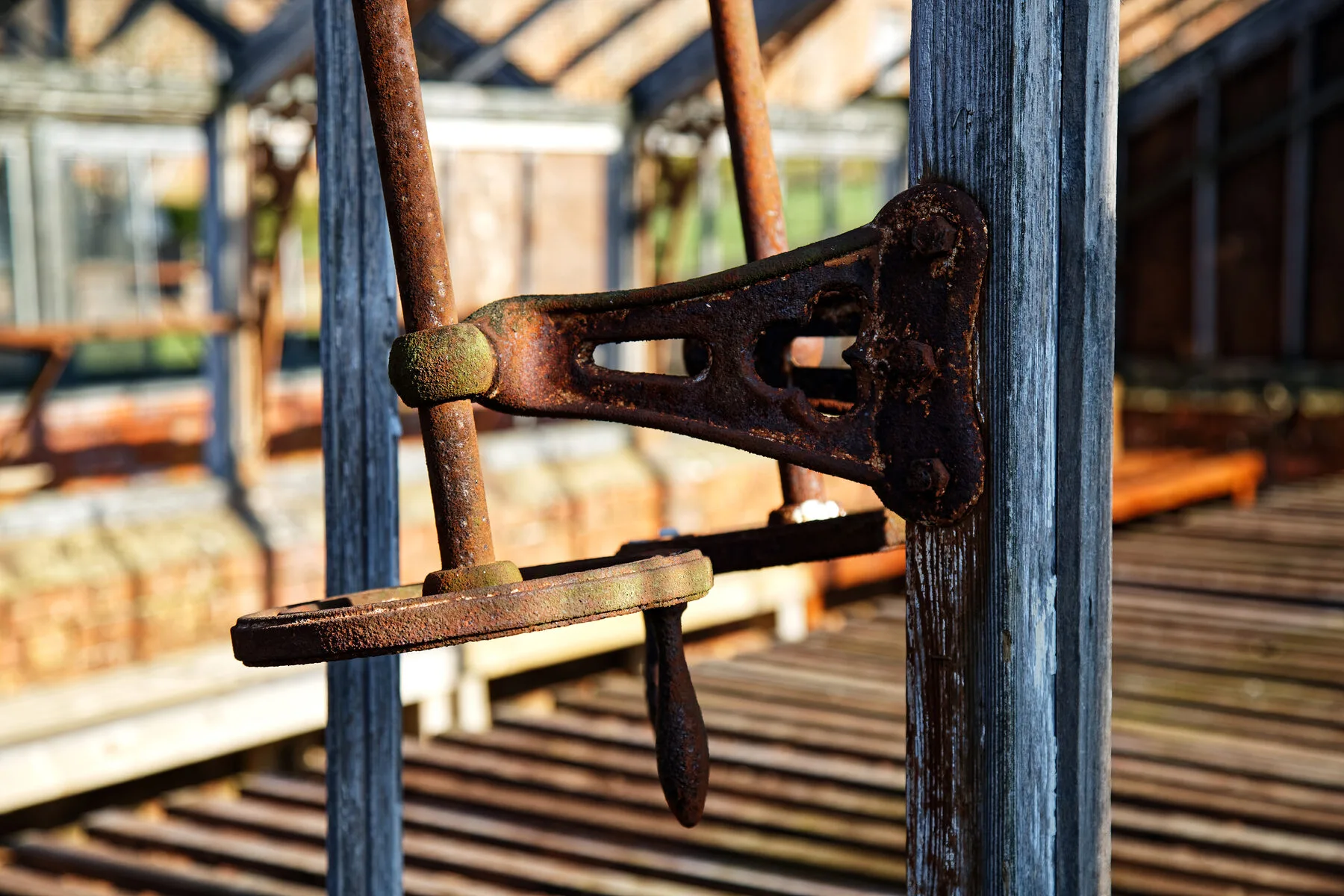 Automatischer Fensteröffner am Dachfenster eines Gewächshauses