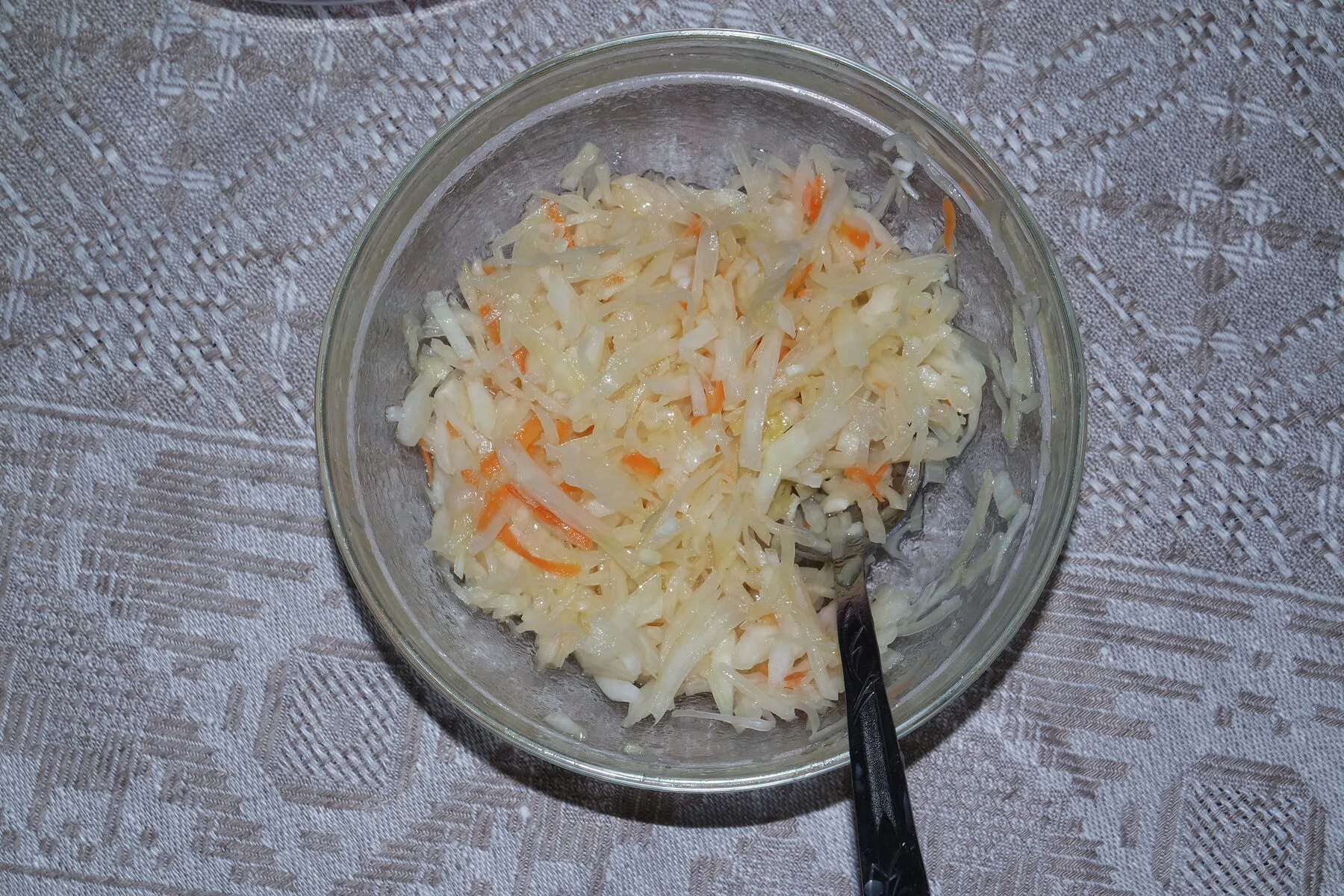 Fertig fermentiertes Sauerkraut in einer Schüssel, fein geschnitten und säuerlich glänzend