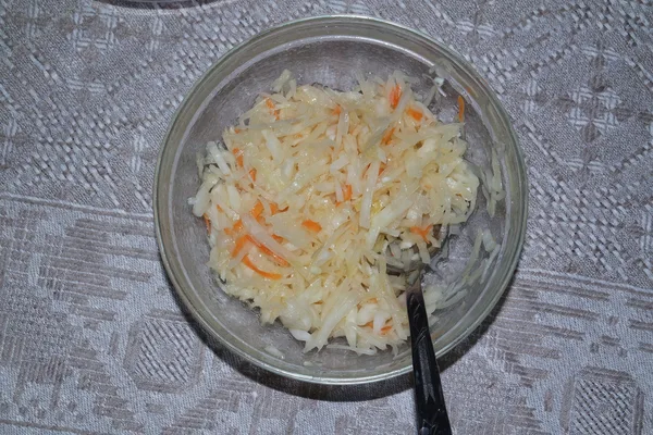 Fertig fermentiertes Sauerkraut in einer Schüssel, fein geschnitten und säuerlich glänzend