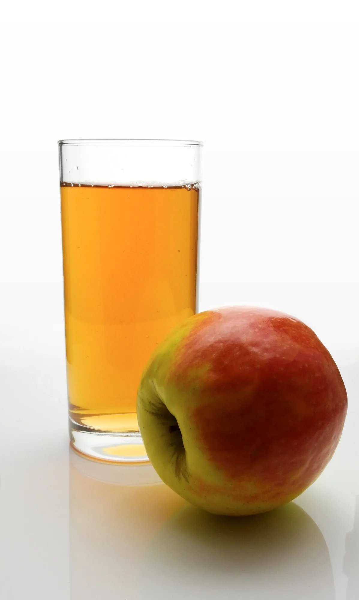 Ein Glas frisch gepresster, naturtrüber Apfelsaft